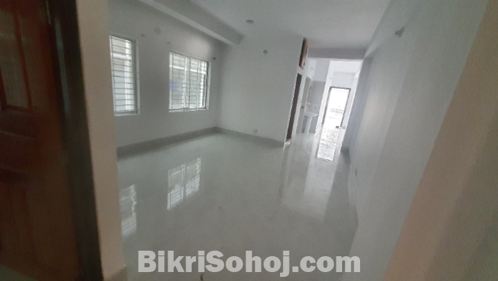 ৩ বেডরুমের ফ্ল্যাট মেইন রোডের কাছে ভাড়া হবে।